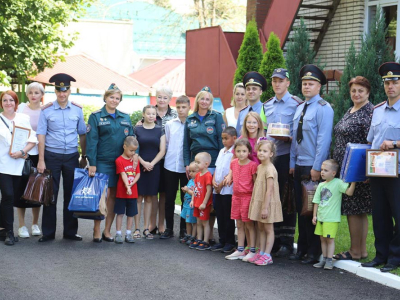 Воспитанники социально-педагогического центра получили подарки от Центрального РУВД и МЧС в День знаний