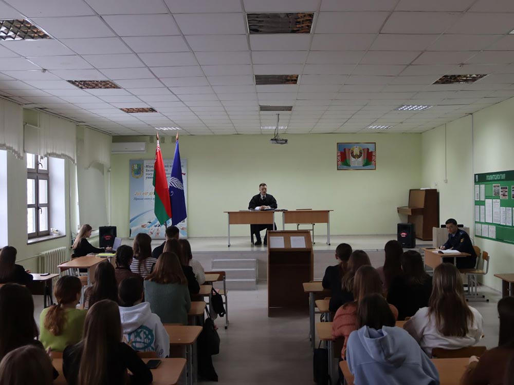 Три месяца ареста за использование поддельного водительского удостоверения. Рассмотрение уголовного дела в выездном судебном заседании в Юридическом колледже БГУ